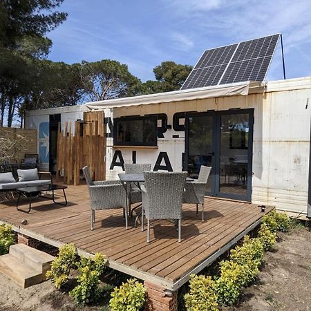 Cooltainer Retreat: Sustainable Coastal Forest Tiny House Near Barcelona Castelldefels Kültér fotó