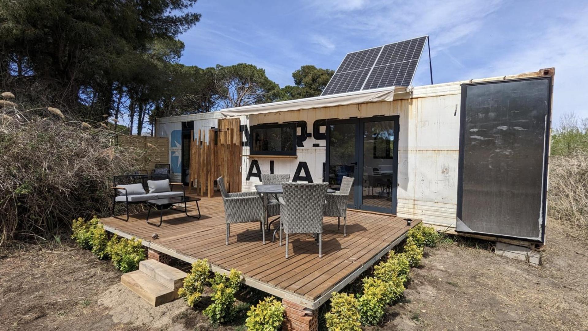 Cooltainer Retreat: Sustainable Coastal Forest Tiny House Near Barcelona Castelldefels Kültér fotó