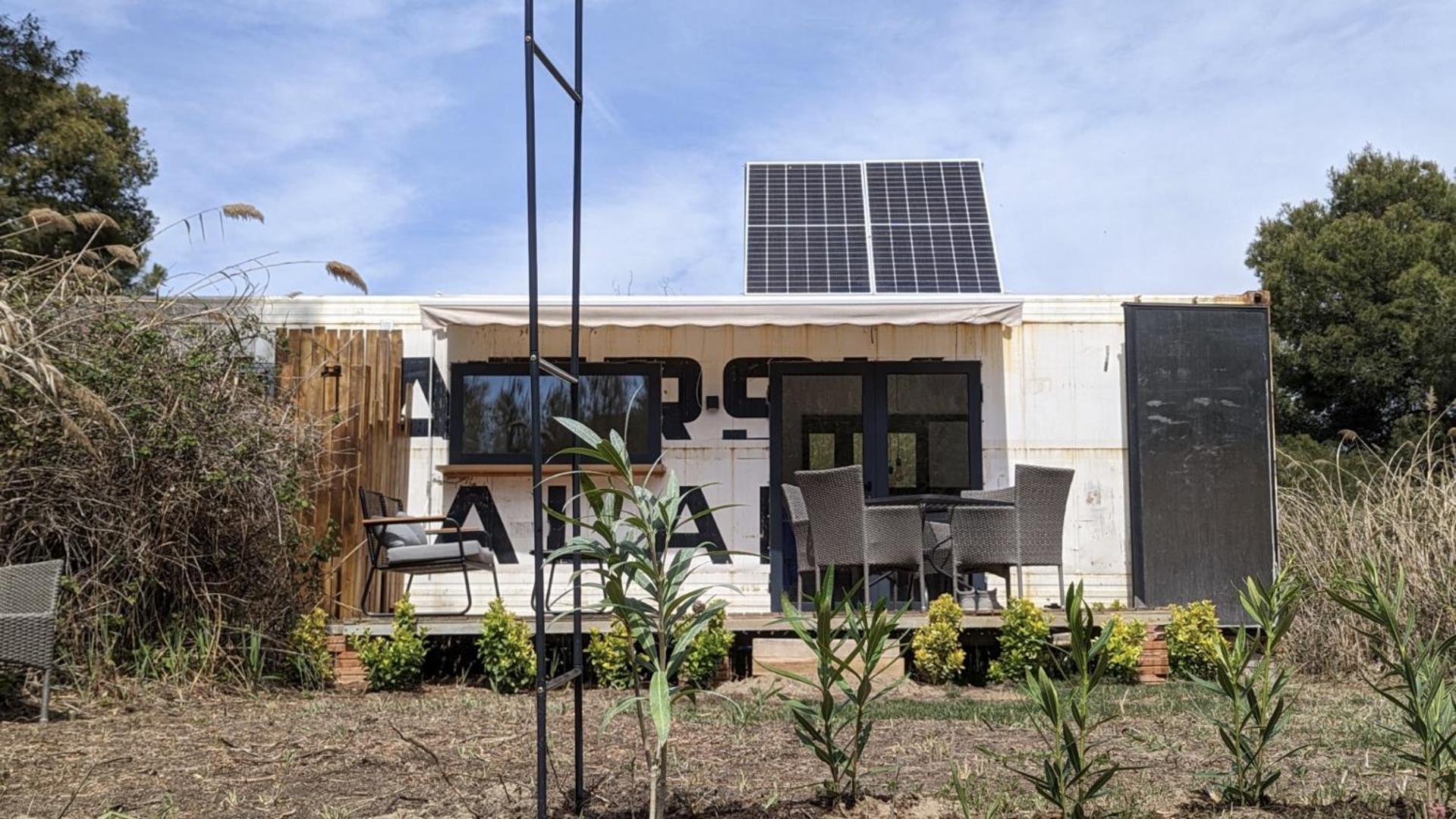 Cooltainer Retreat: Sustainable Coastal Forest Tiny House Near Barcelona Castelldefels Kültér fotó